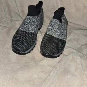 New Gray and Black Slip on Woven Walking Shoes with cushioned soles Sz 4 1/2